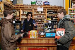 Im Geschäft «Drinks of the World» im Bahnhof Luzern kontrolliert Verkäufer Marlon Petermann einen Ausweis. (gestellte Szene, Bild Boris Bürgisser/Neue LZ)